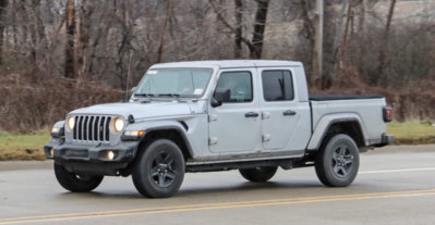2020-Jeep-Gladiator-JT-Pickup-Truck-Spotted-Undisguised-14-780x405.jpg